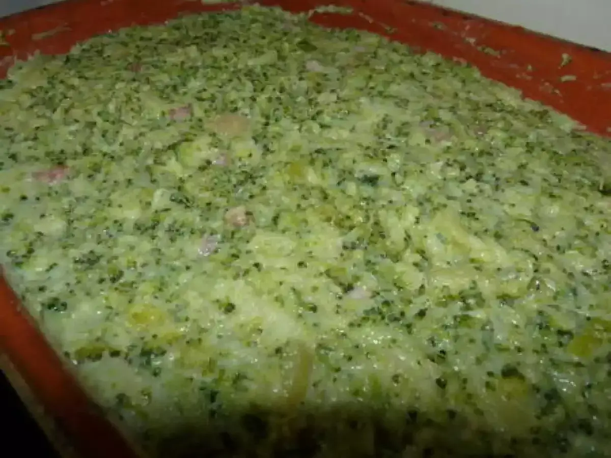 Un plat de gratin de brocolis crémeux et appétissant, prêt à être dégusté.