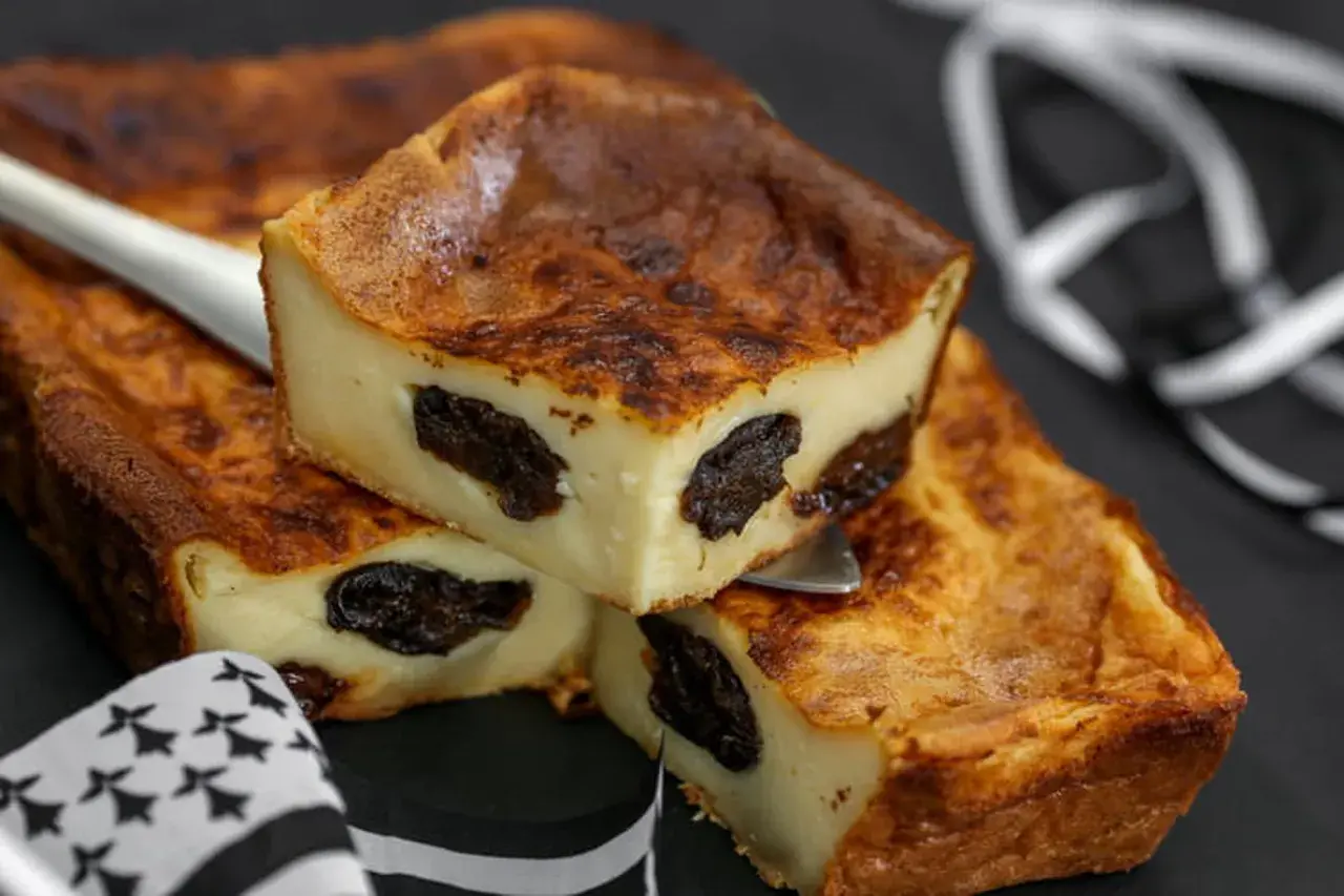 Un far breton aux pruneaux, un dessert gourmand et authentique, évoquant la douceur de la nature bretonne.