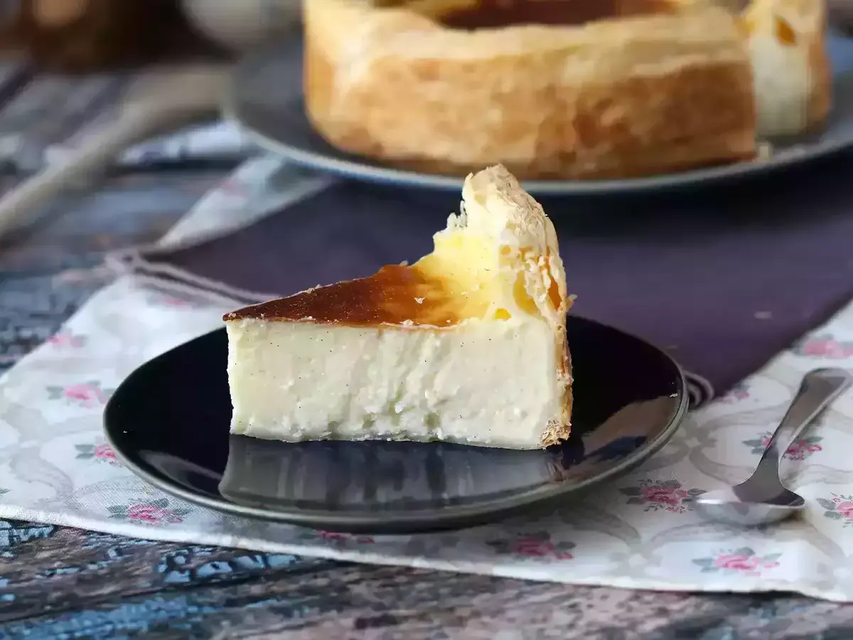Une part de flan pâtissier onctueux, avec sa croûte dorée et sa garniture vanillée. La véritable recette flan pâtissier, un délice !