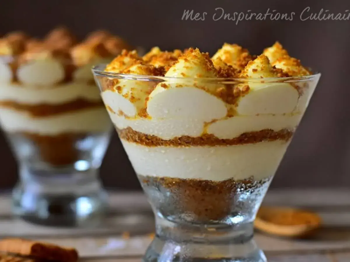 Délicieux tiramisu speculoos en verrine, superposant crème onctueuse et biscuits émiettés.