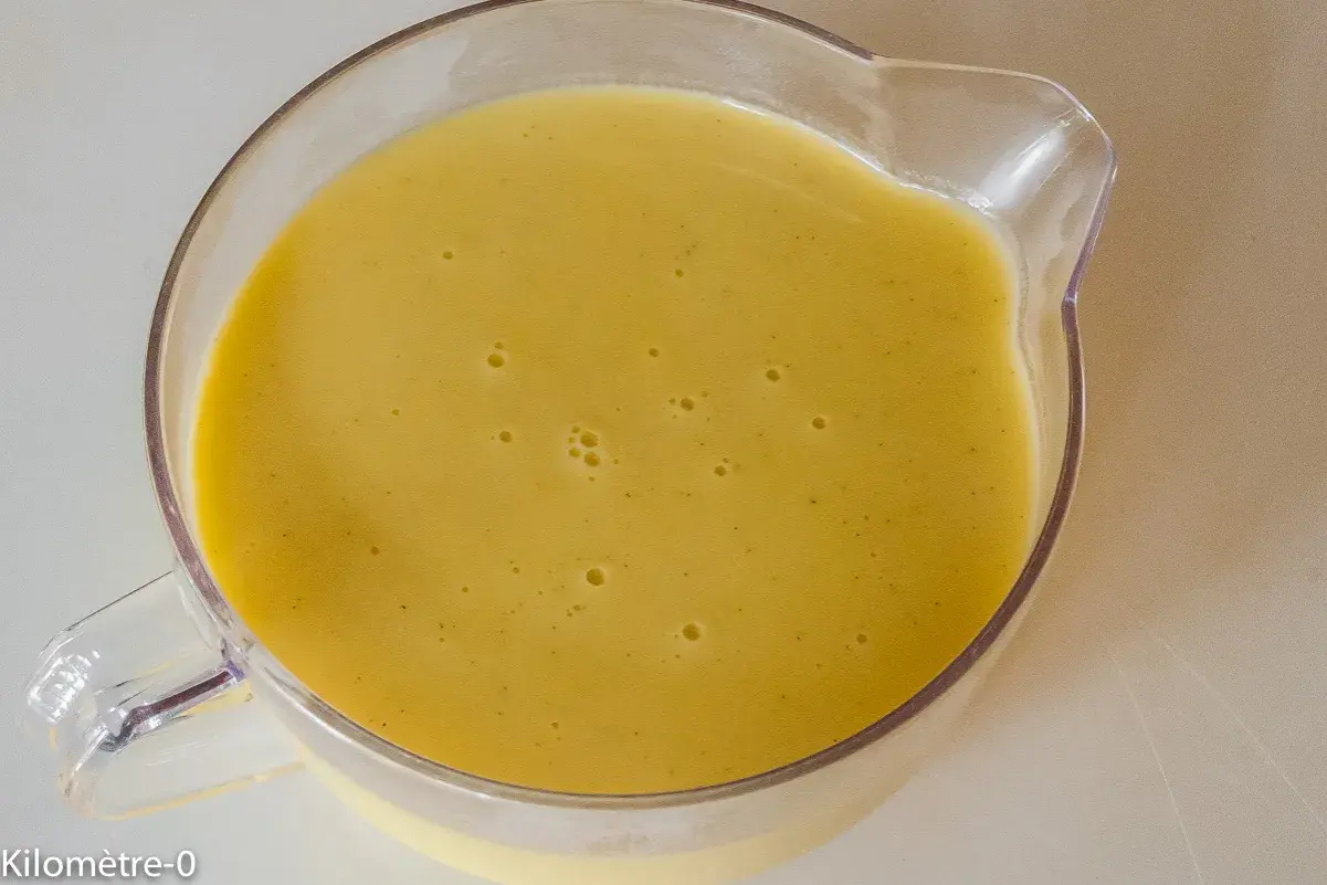 Une crème anglaise onctueuse et dorée, prête à napper un dessert gourmand.