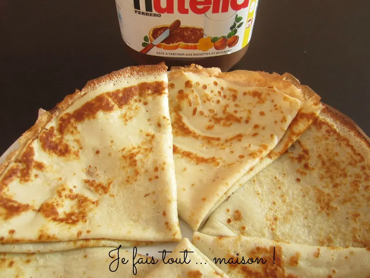 Crêpes dorées, prêtes à être garnies de pâte à tartiner. Une recette de pâte à crêpe facile pour un goûter gourmand.