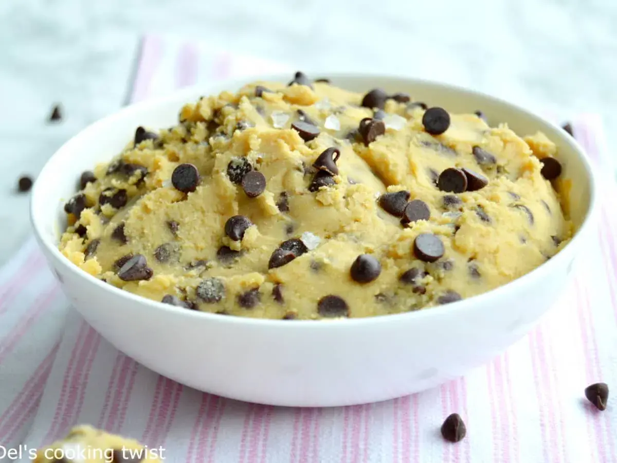 Un bol de cookie dough pois chiche, parsemé de pépites de chocolat et de cristaux de sel. Un délice à déguster sans culpabilité !