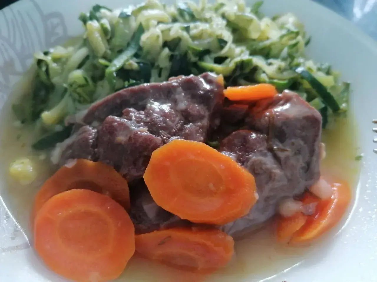 Joue de porc Cookeo tendre, accompagnée de carottes et d'une julienne de courgettes. Un plat savoureux et réconfortant.