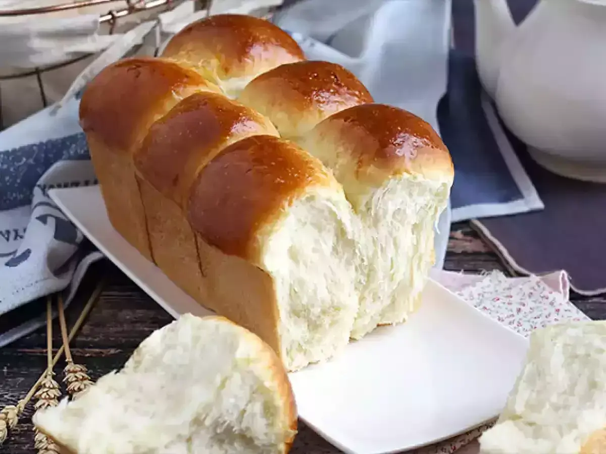 Une brioche maison rapide, dorée et moelleuse, prête à être dégustée. Parfaite pour le petit-déjeuner ou le goûter.