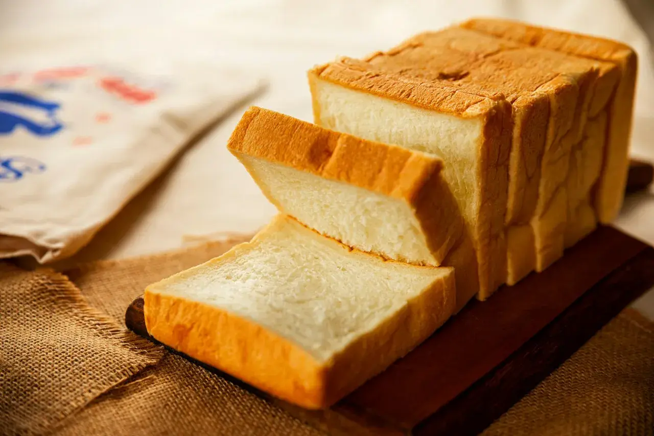 Tranches de pain de mie dorées, parfaites pour une recette facile. Un pain moelleux et aérien.