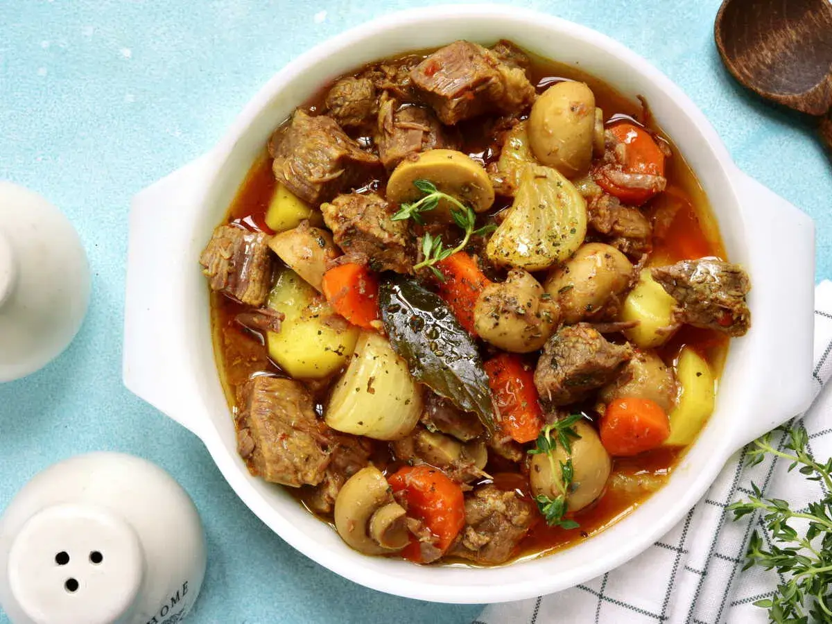 Un délicieux sauté de porc Cookeo, mijoté avec des pommes de terre, carottes, oignons et champignons. Un plat réconfortant et savoureux.