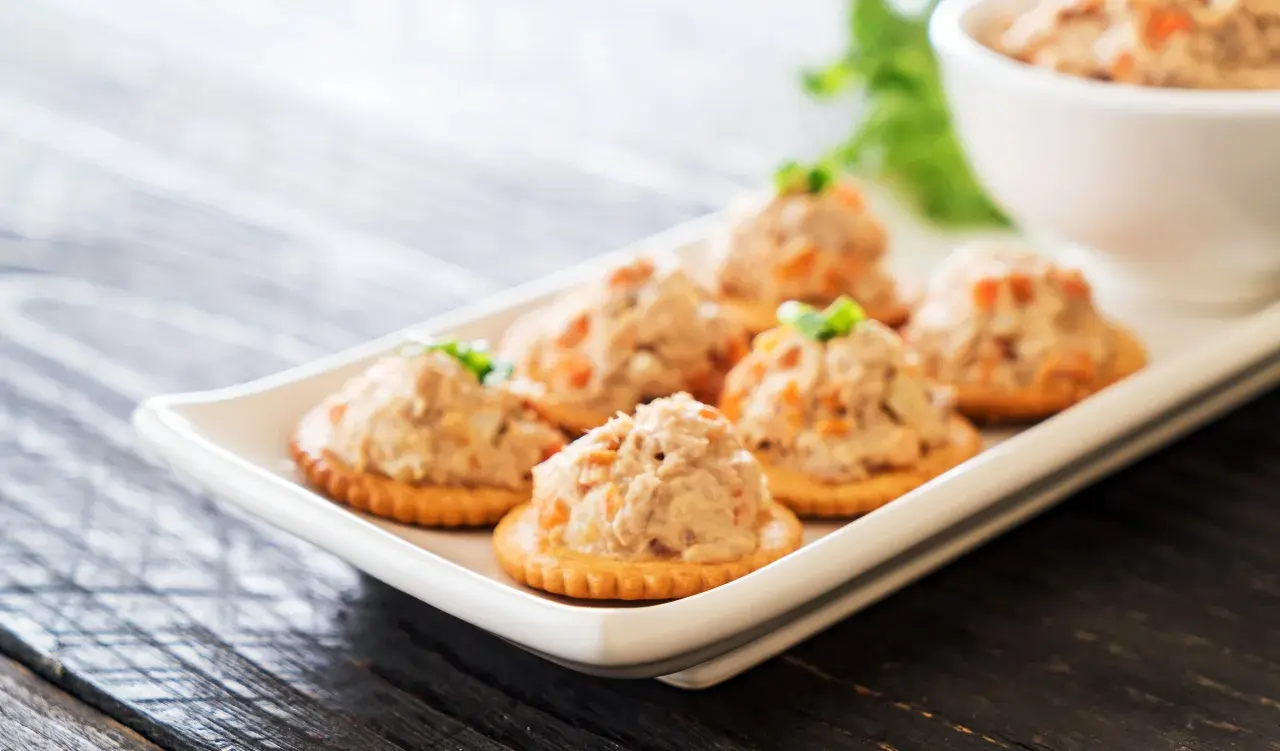 Petits toasts garnis de rillettes de saumon, parfaits pour un apéritif gourmand.