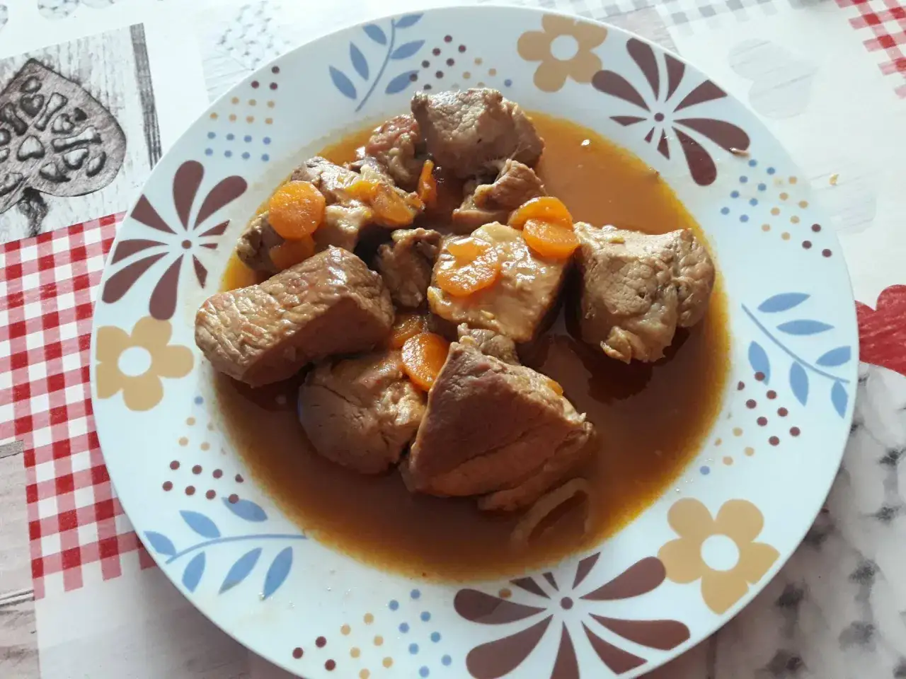 Délicieux sauté de porc cookeo, tendre et savoureux, servi avec des rondelles de carottes dans une sauce onctueuse.