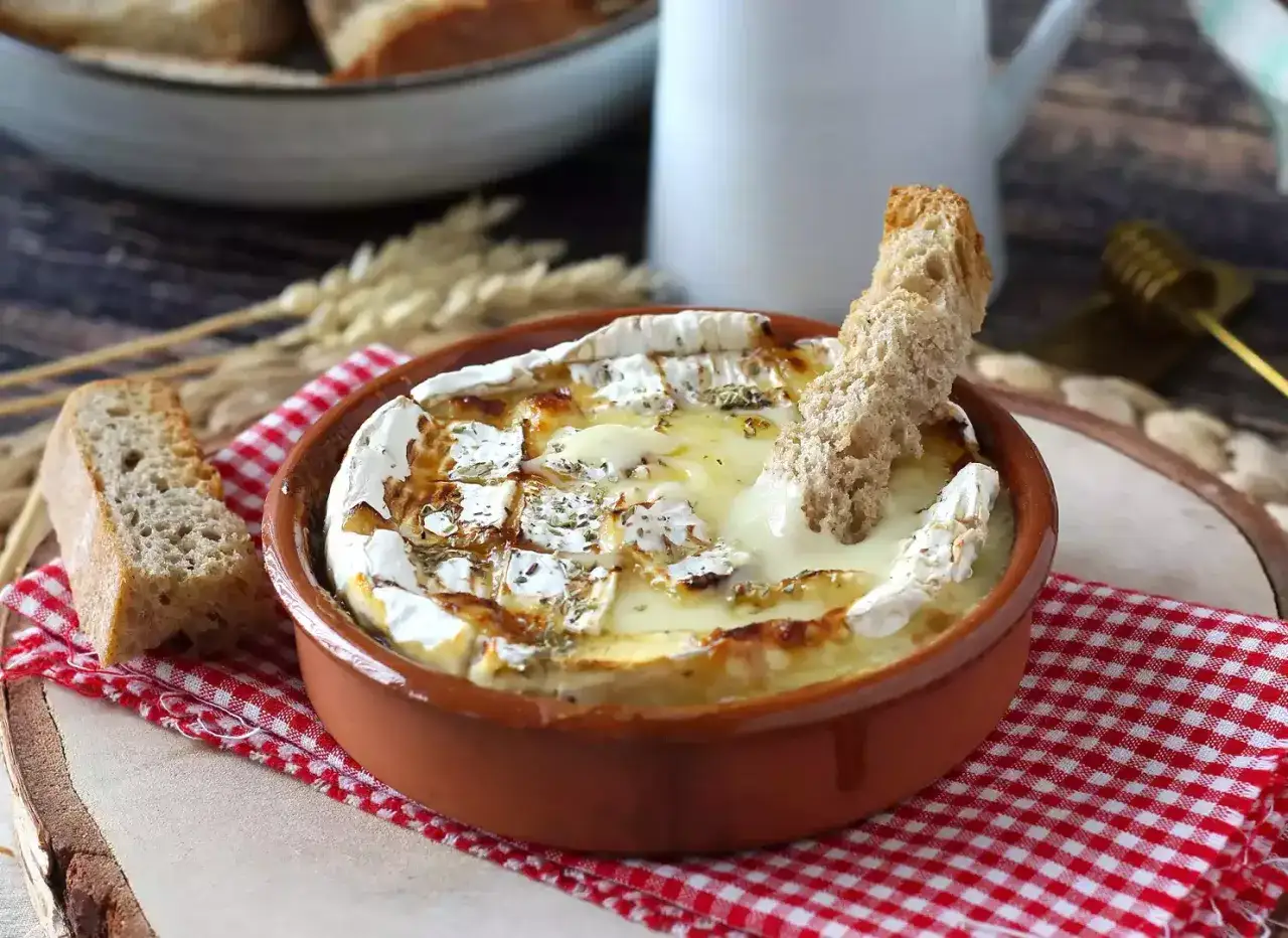 Camembert fondant &agrave; l'air fryer, servi avec du pain croustillant. Un d&eacute;lice cr&eacute;meux pr&ecirc;t en un clin d'&oelig;il.