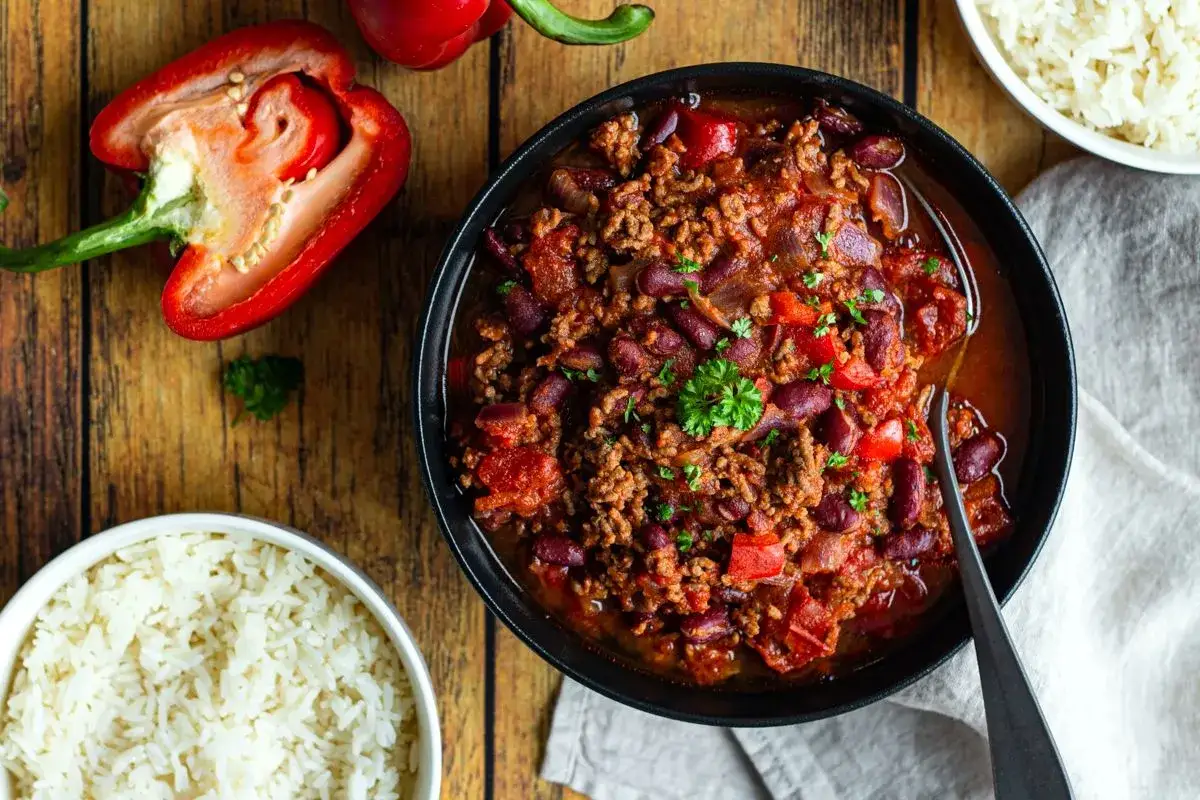 Un savoureux chili con carne, pr&ecirc;t &agrave; &ecirc;tre d&eacute;gust&eacute; avec du riz. Parfait pour un repas r&eacute;confortant.