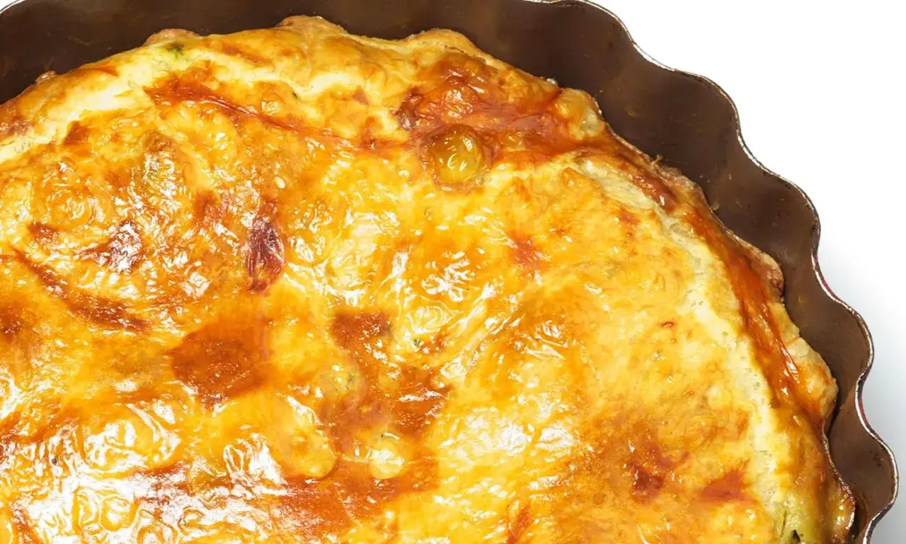 Une d&eacute;licieuse quiche sans p&acirc;te dor&eacute;e et app&eacute;tissante, pr&ecirc;te &agrave; &ecirc;tre d&eacute;gust&eacute;e.