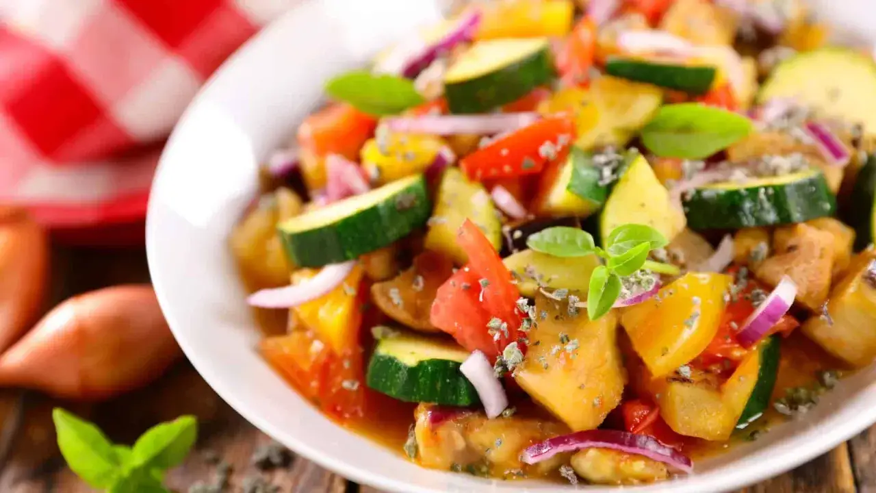 Une assiette de ratatouille color&eacute;e, parfaite pour savoir que manger avec une ratatouille. L&eacute;gumes frais, herbes aromatiques et une touche de Provence.