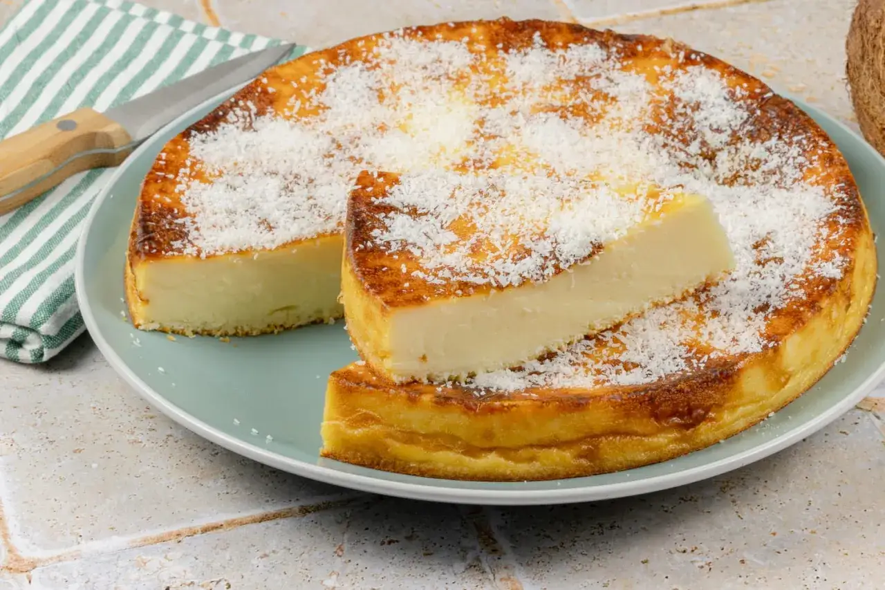Un d&eacute;licieux flan coco, saupoudr&eacute; de noix de coco r&acirc;p&eacute;e, pr&ecirc;t &agrave; &ecirc;tre d&eacute;gust&eacute;. Une invitation &agrave; la gourmandise pour cette recette facile.