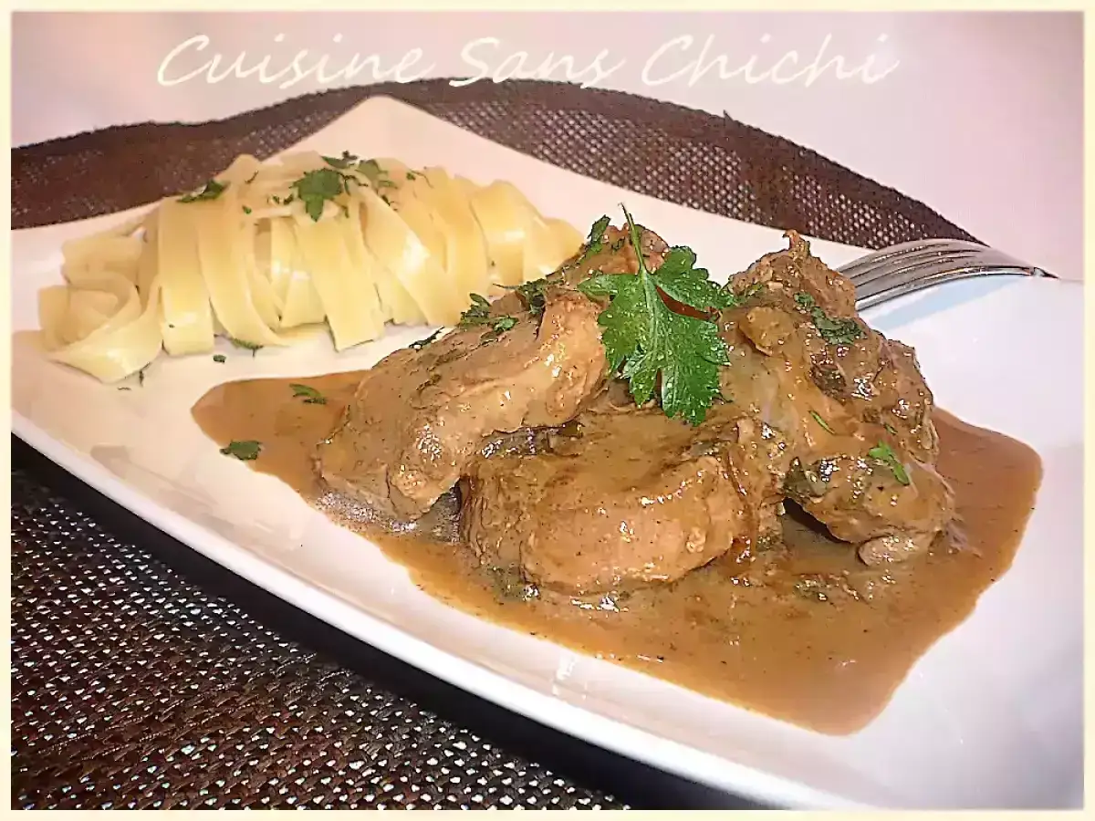 D&eacute;licieux filet mignon moutarde en sauce cr&eacute;meuse, servi avec des p&acirc;tes fra&icirc;ches et garni de persil. Un plat savoureux.