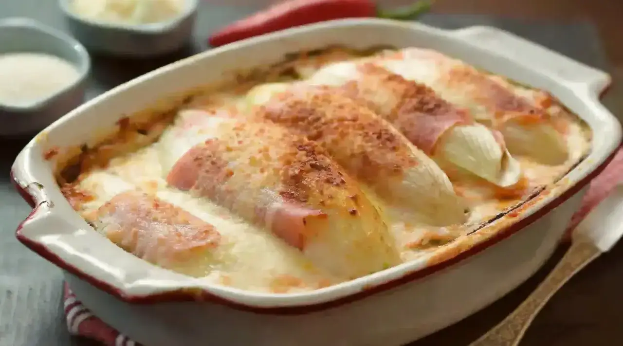 Endives au jambon gratinées, une recette sans béchamel facile et savoureuse.