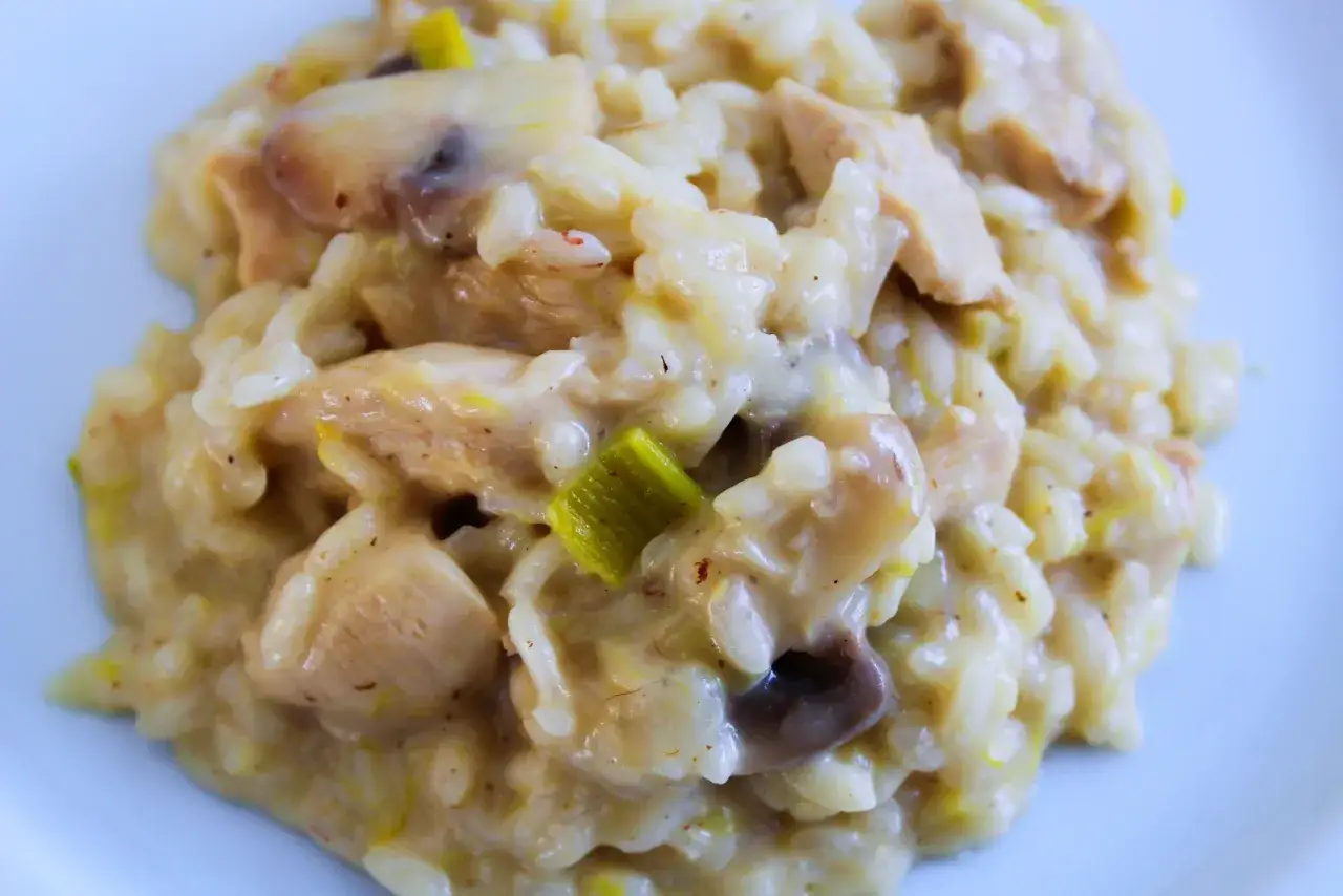 Un cr&eacute;meux risotto poulet champignon, parsem&eacute; de morceaux de poulet tendre, de champignons savoureux et de quelques touches de vert.