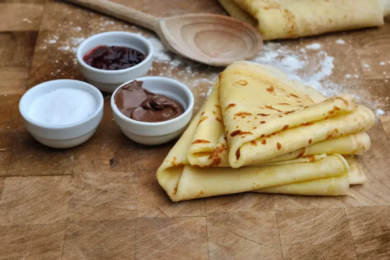 Cr&ecirc;pes dor&eacute;es pr&ecirc;tes &agrave; &ecirc;tre garnies de confiture, de p&acirc;te &agrave; tartiner ou de sucre. Une recette de p&acirc;te &agrave; cr&ecirc;pe facile pour un go&ucirc;ter gourmand.