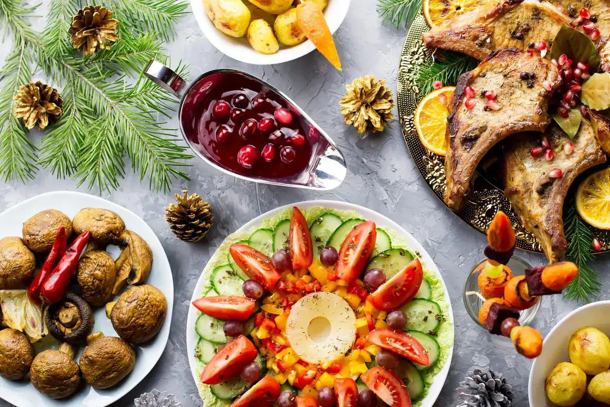 Un festin de No&euml;l pr&ecirc;t la veille : c&ocirc;telettes de porc, sauce aux canneberges, l&eacute;gumes r&ocirc;tis et salade color&eacute;e.