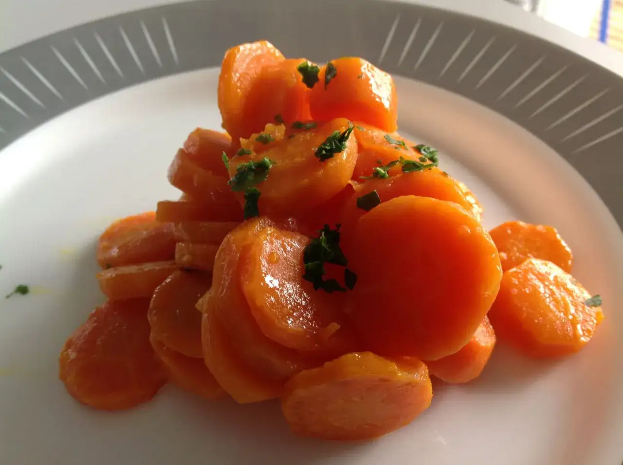 Carottes Vichy, tendres et brillantes, parsem&eacute;es de persil frais. Un d&eacute;lice pr&eacute;par&eacute; au Cookeo.