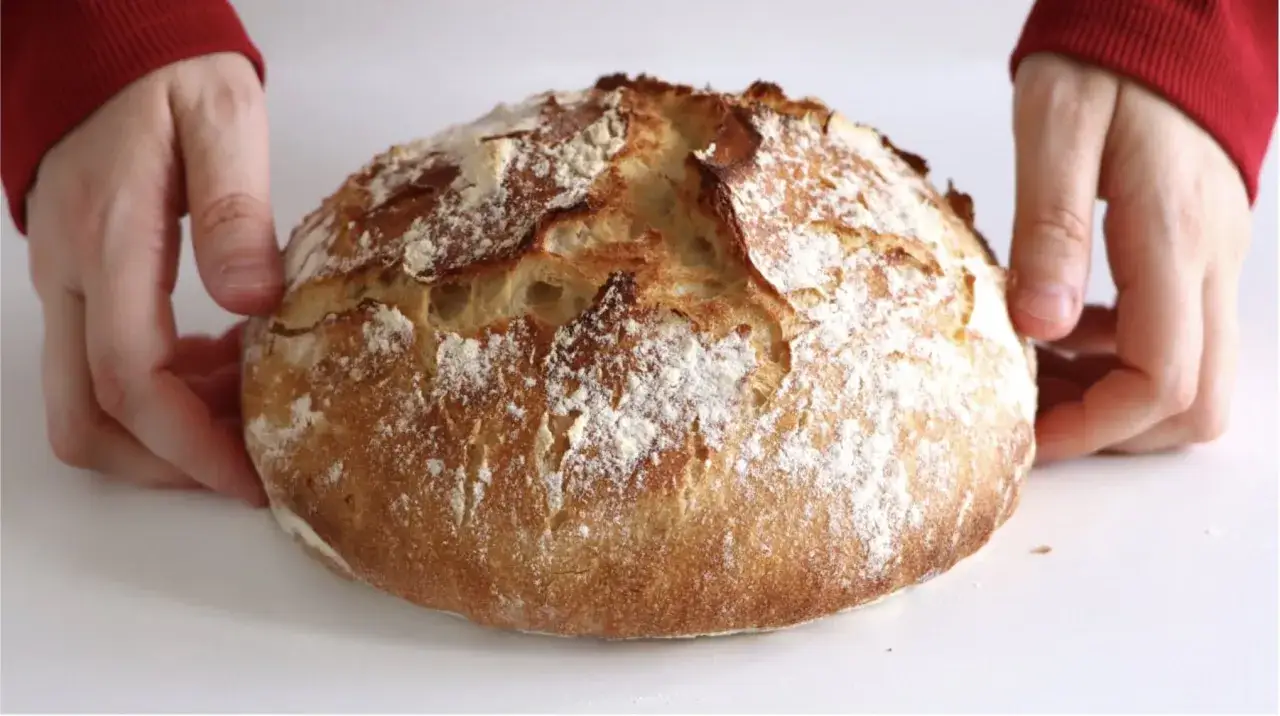 Gros pain artisanal, dor&eacute; et farin&eacute;, pr&ecirc;t &agrave; &ecirc;tre d&eacute;gust&eacute;. Une recette pain rapide sans repos pour un plaisir imm&eacute;diat.