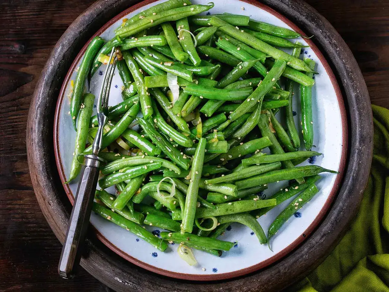 Haricots verts croquants, parfaits pour une recette facile et rapide. Saupoudr&eacute;s de s&eacute;same, ils sont pr&ecirc;ts &agrave; &ecirc;tre d&eacute;gust&eacute;s.