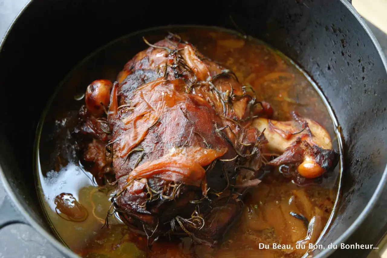 Gigot de 7 heures, tendre et savoureux, mijotant dans son jus parfumé aux herbes. Un délice à partager.