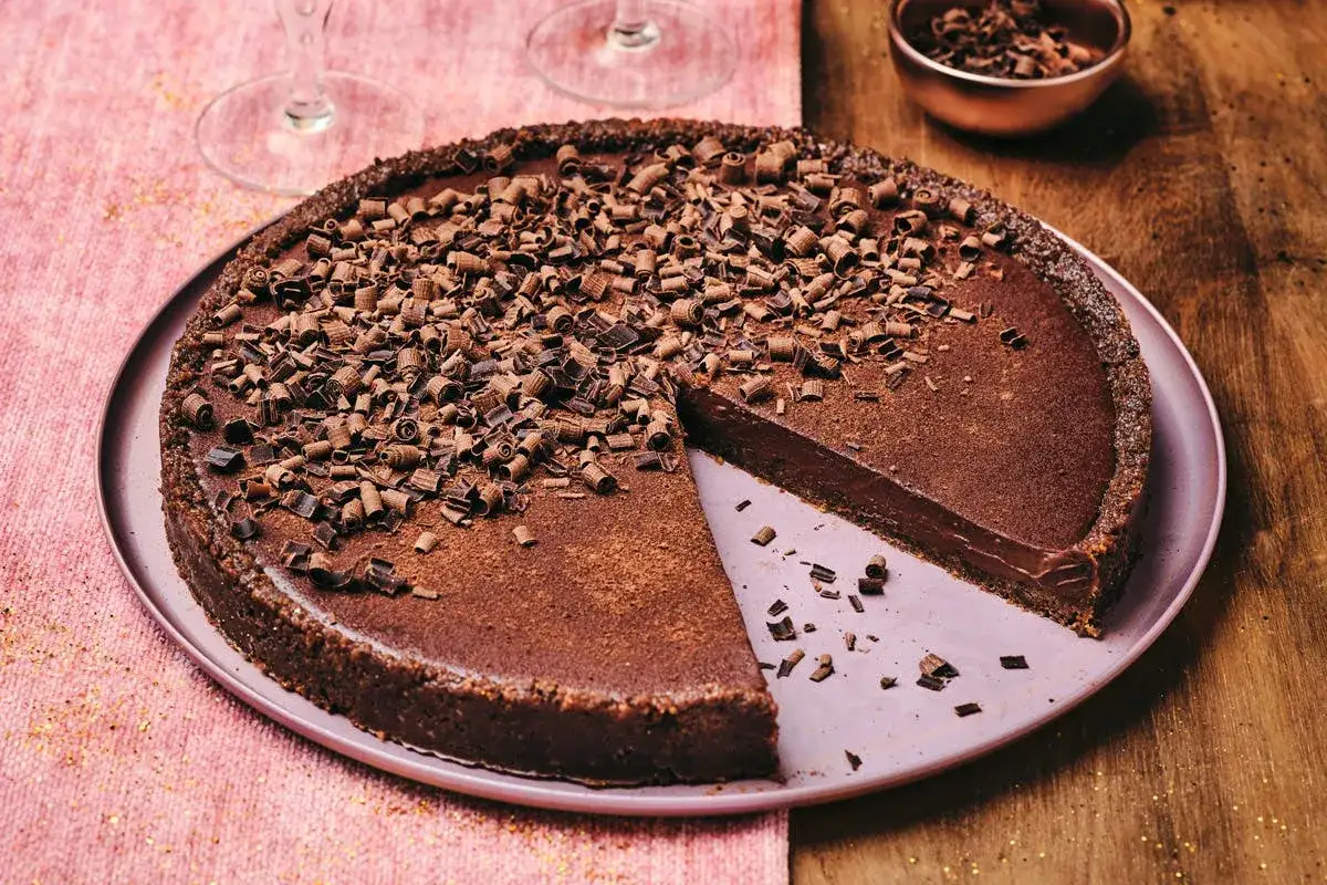 Une d&eacute;licieuse tarte au chocolat, g&eacute;n&eacute;reusement garnie de copeaux de chocolat, attend d'&ecirc;tre d&eacute;gust&eacute;e.