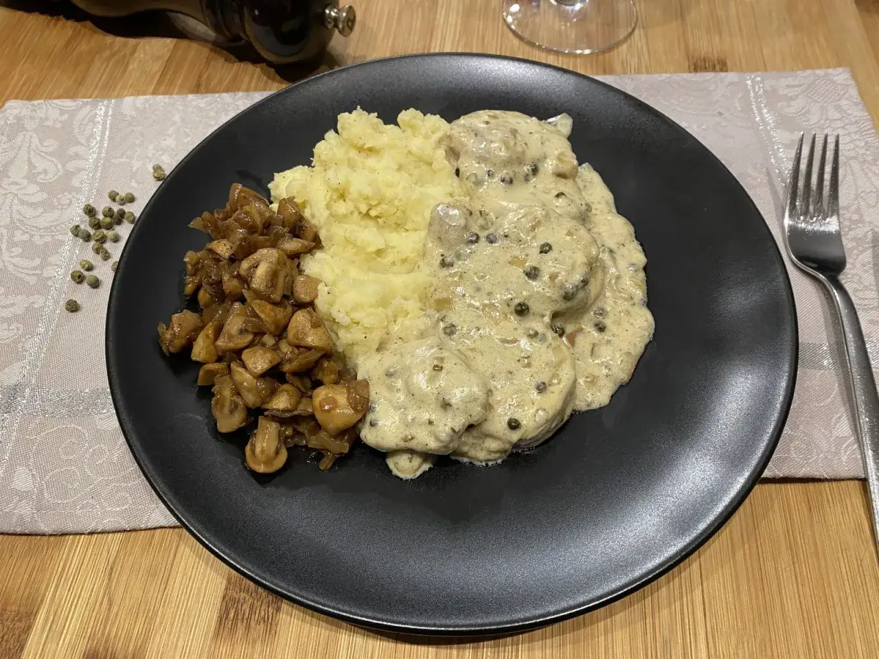 Filet mignon en sauce crémeuse au poivre vert, accompagné de purée et de champignons sautés. Un délice après une marinade parfaite.