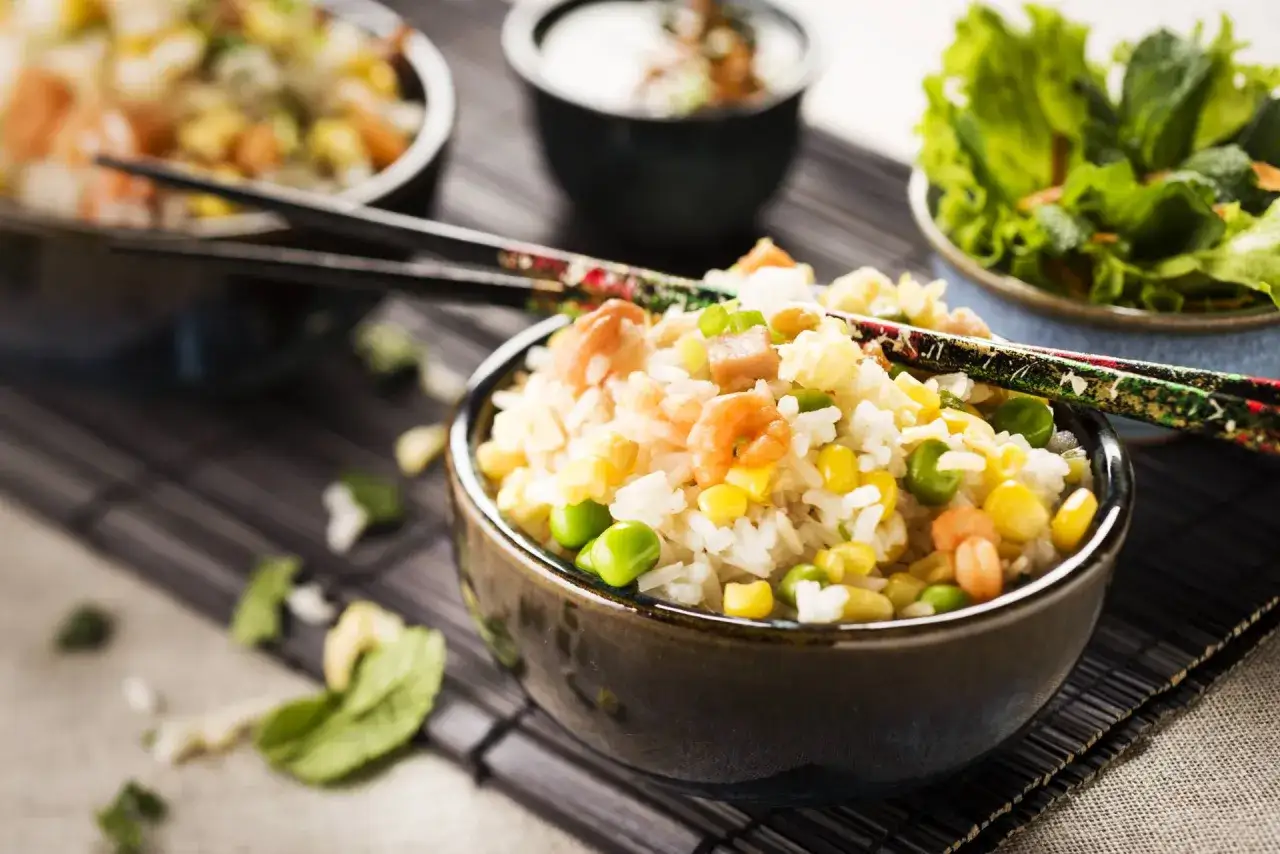 Un d&eacute;licieux riz cantonais aux crevettes, petits pois et ma&iuml;s, pr&ecirc;t &agrave; &ecirc;tre d&eacute;gust&eacute;. Parfait pour un repas rapide avec le Cookeo.