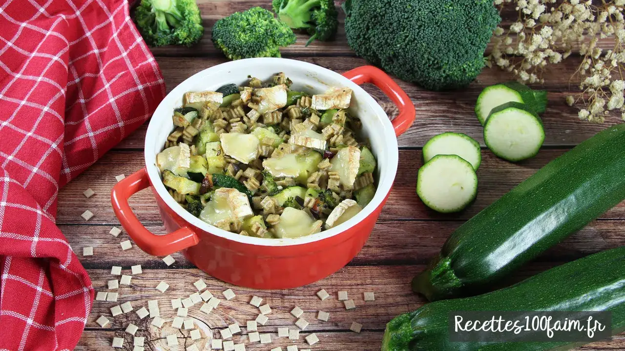 Un délicieux gratin de crozet aux courgettes et au fromage fondant, entouré de brocolis frais et de crozets.
