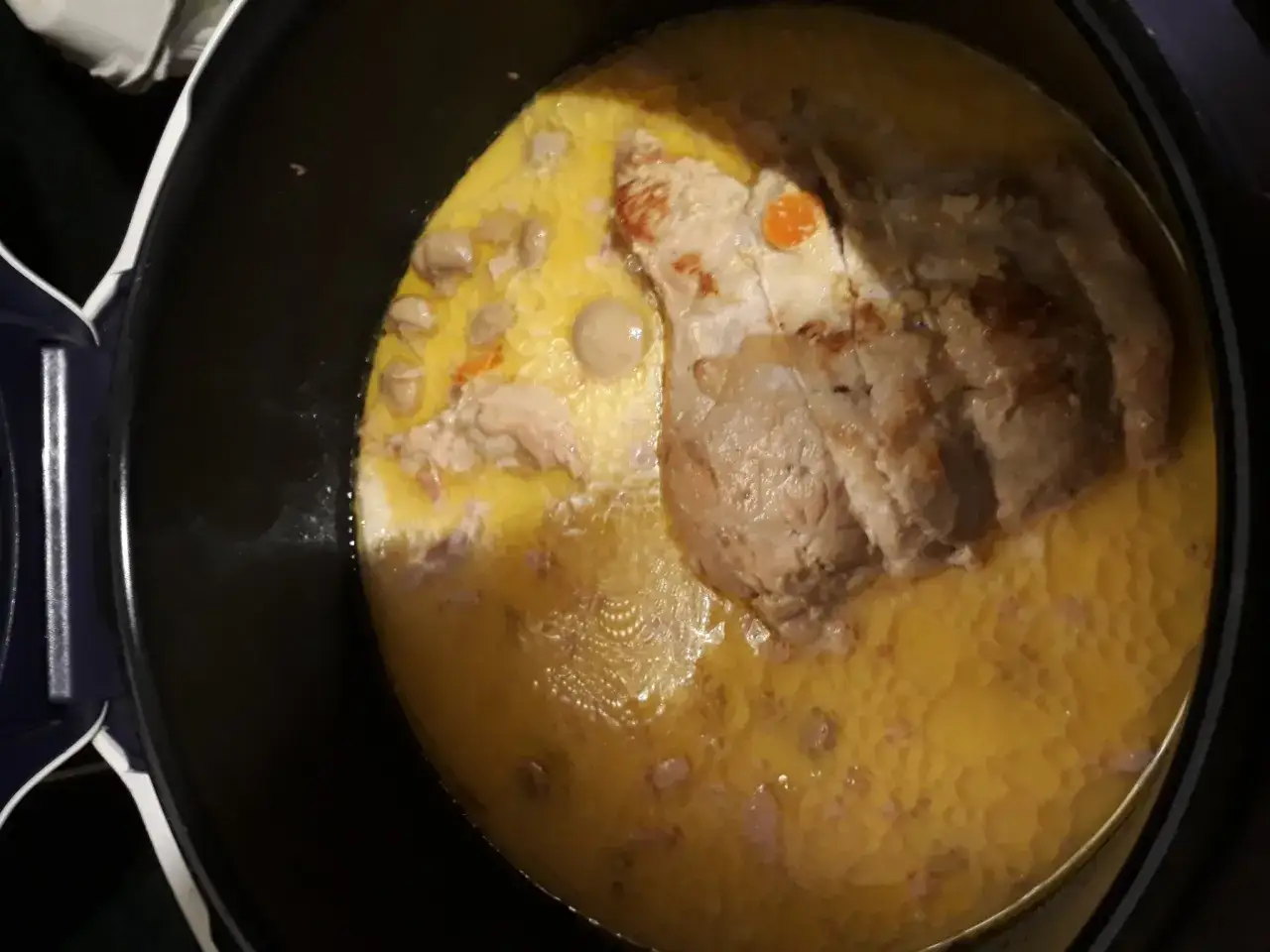 Un délicieux roti de porc cookeo mijote dans une sauce crémeuse avec des champignons et des carottes.