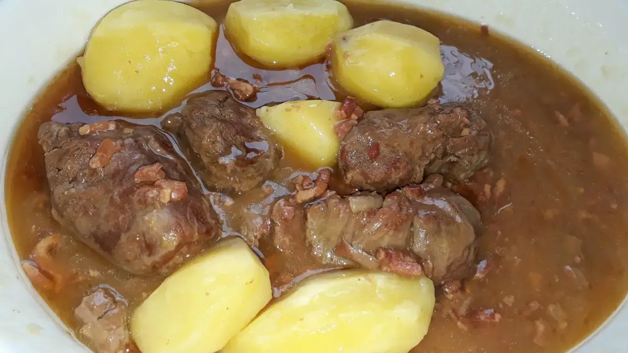 Joue de porc mijotée dans une sauce savoureuse avec des pommes de terre, un plat réconfortant préparé au Cookeo.