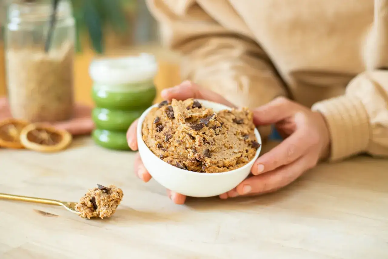 Un bol de cookie dough pois chiche, parsem&eacute; de p&eacute;pites de chocolat, pr&ecirc;t &agrave; &ecirc;tre d&eacute;gust&eacute;.