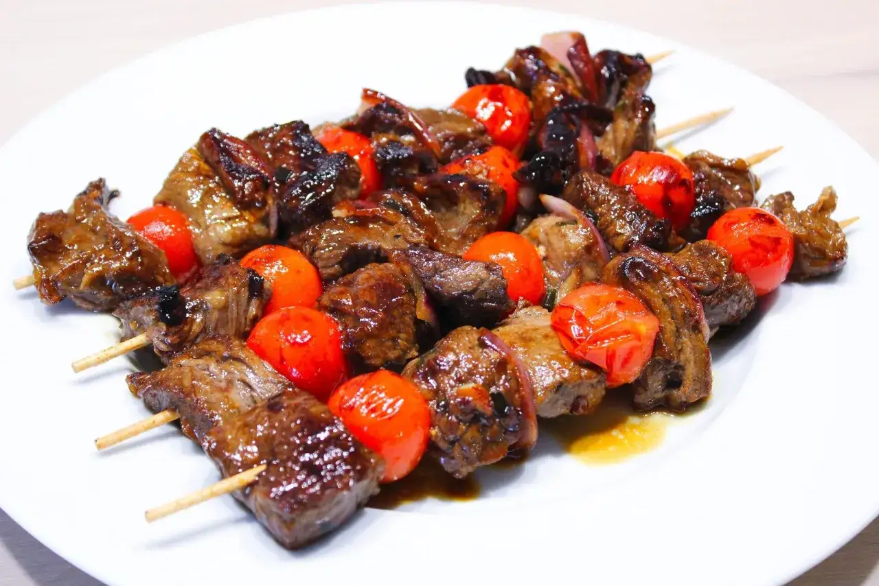 Brochettes de b&oelig;uf juteuses et tomates cerises, savoureuses avec leur marinade. Un d&eacute;lice pour les amateurs de marinade brochette boeuf.