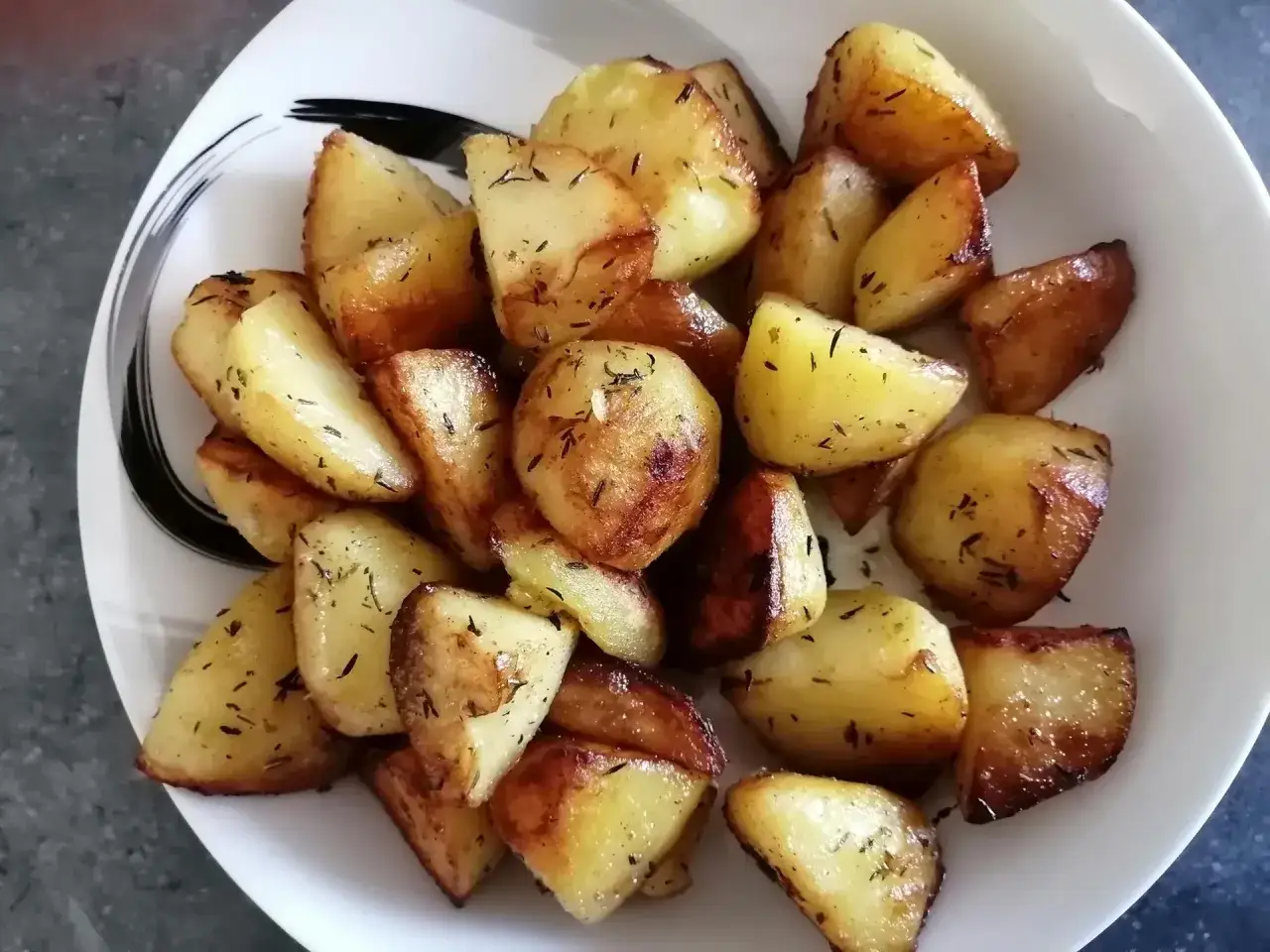 Pommes de terre r&ocirc;ties aux herbes, parfaitement dor&eacute;es et croustillantes, pr&eacute;par&eacute;es avec le Cookeo. Un d&eacute;lice simple et savoureux.