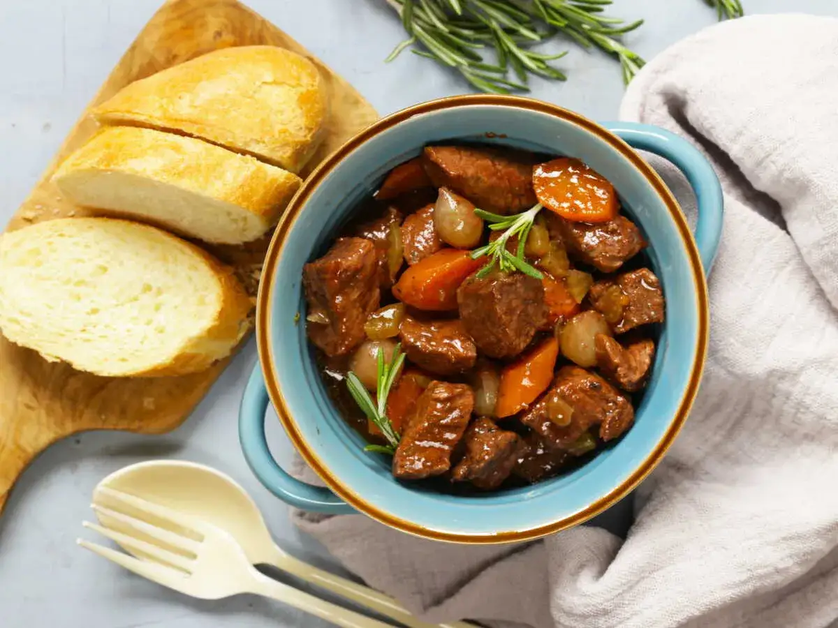 Un d&eacute;licieux boeuf carottes mijot&eacute;, pr&ecirc;t &agrave; &ecirc;tre d&eacute;gust&eacute; avec du pain frais. Un plat r&eacute;confortant, parfait pour le Cookeo.