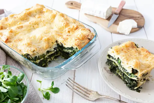 Lasagne épinard chèvre, un plat réconfortant aux couches généreuses de verdure et de fromage fondant, prêt à être dégusté.