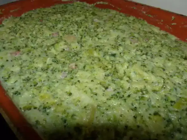 Un plat de gratin de brocolis crémeux et appétissant, prêt à être dégusté.