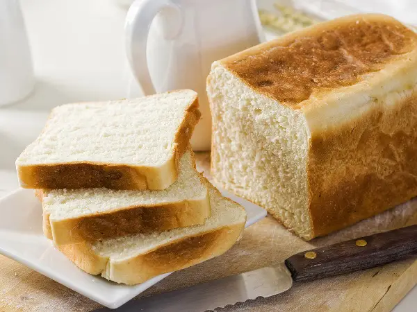 Un pain frais, tout juste sorti du four, prêt à être dégusté. Le plaisir de faire du pain maison.