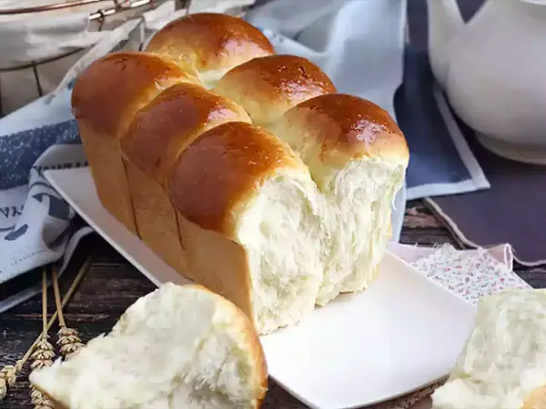 Une brioche maison rapide, dorée et moelleuse, prête à être dégustée. Parfaite pour le petit-déjeuner ou le goûter.